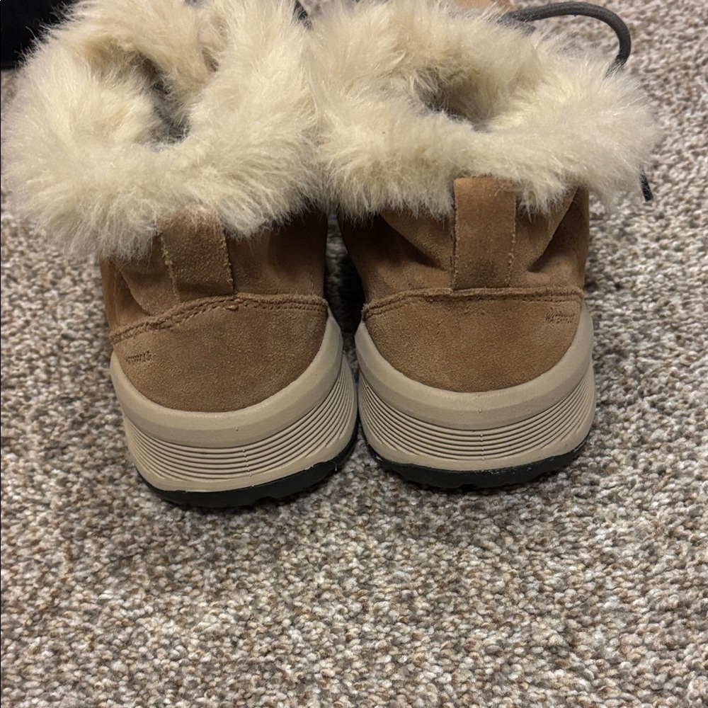 Columbia Tan Moccasins with Faux Fur Trim - Picture 2 of 4